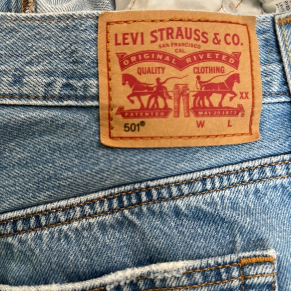 Levi’s 501 Light Wash Distressed Jean Shorts Size W 32 - Picture 6 of 7